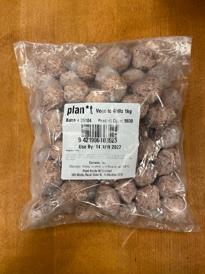 A clear plastic bag filled with round, speckled beige and brown freeze-dried plant food galls, with a white label reading 'plan** Veseic Galls 1kg', placed on a wooden surface.